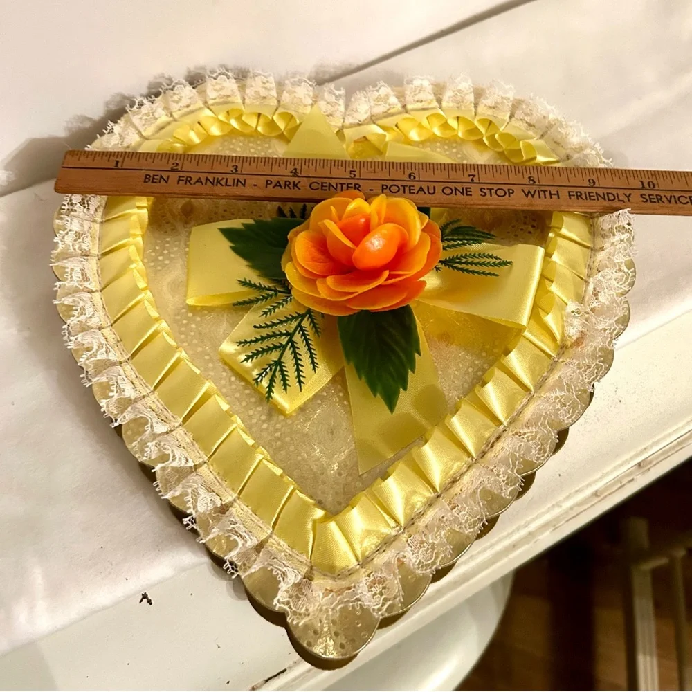 Vintage Heart-Shaped Brocks Valentines candy Box. Mint Condition. - Picture 6 of 7